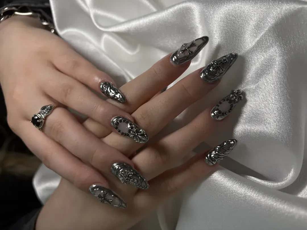 3d Nail Art Tmavy Metalicky Goticke Krize - 95' Nail Lab Prague