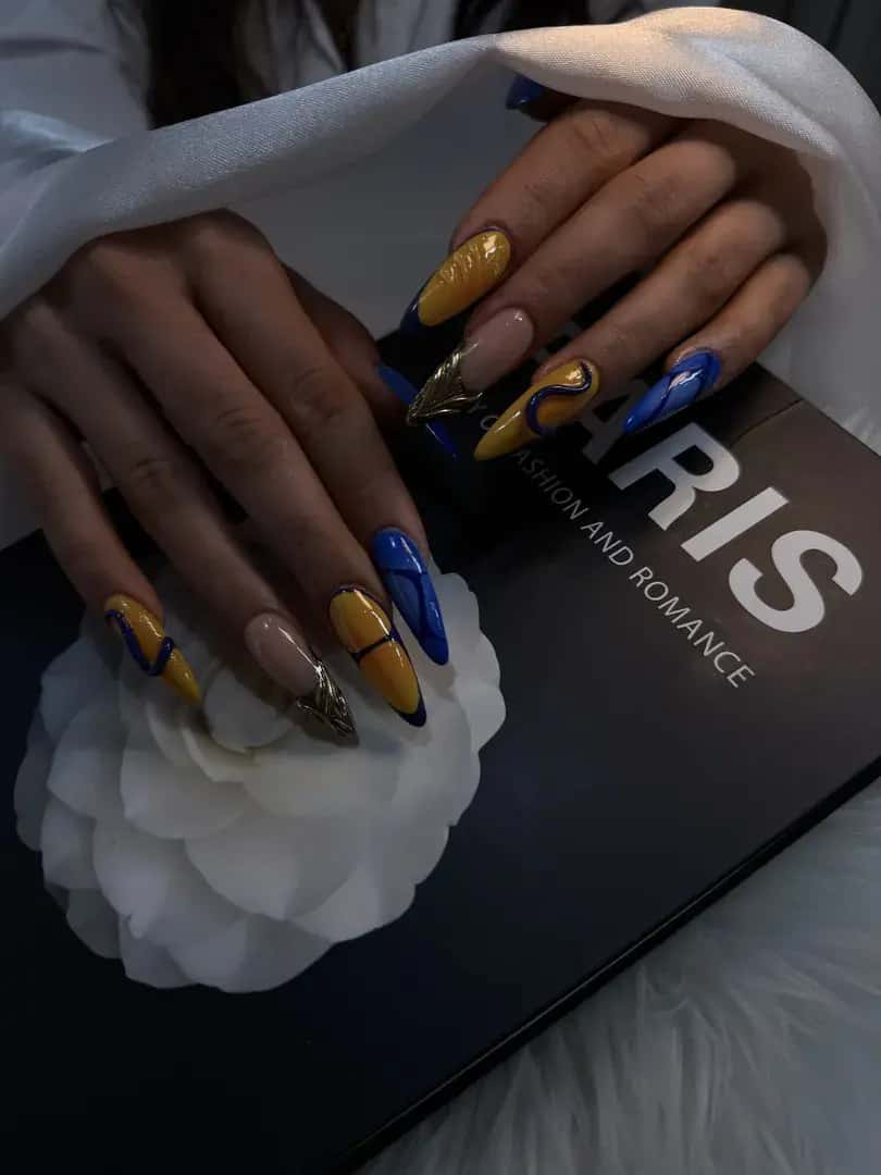Abstraktni Nail Art Modra Zluta Zlato - 95' Nail Lab Prague